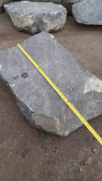 skaldyti akmenys su dideliu paviršiumi