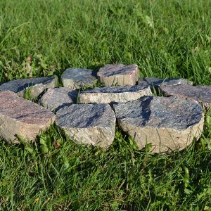 šķelti akmeņi uz pusēm