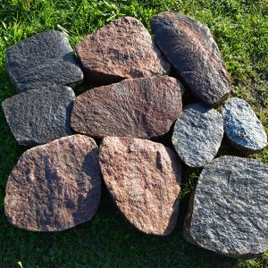 šķelti akmeņi uz pusēm